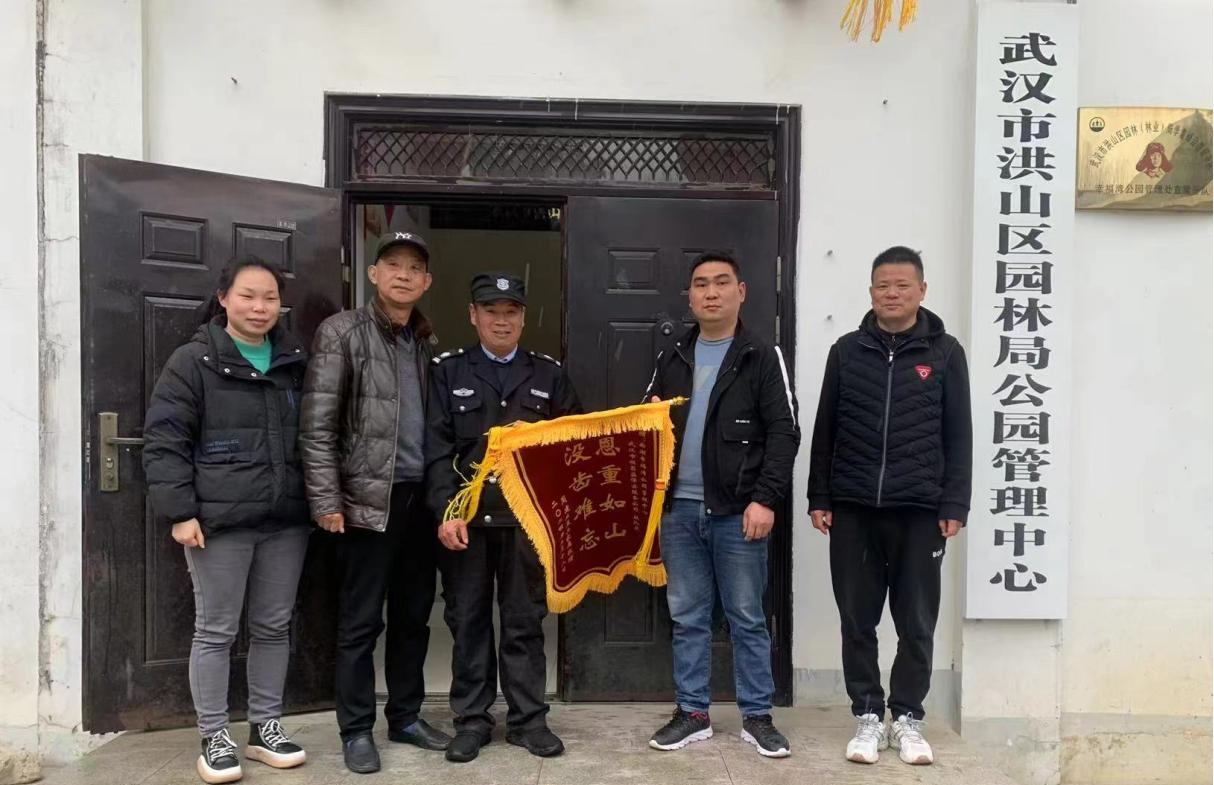 公园保安暖心出手找回4岁走失儿童