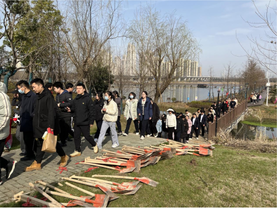 所有人员中,梨园中学不少学生走出课堂,走出课本,把眼光投向大自然