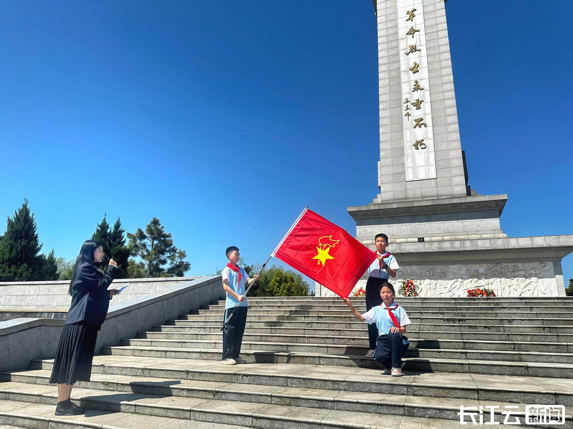 小学生祭扫烈士墓图片图片