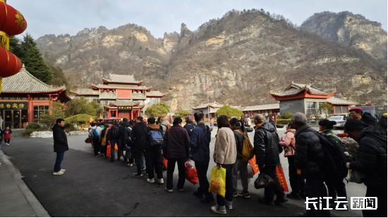 索道公司提前开机向金顶景区运送客人,公安局,景管局,文物局,道教协会