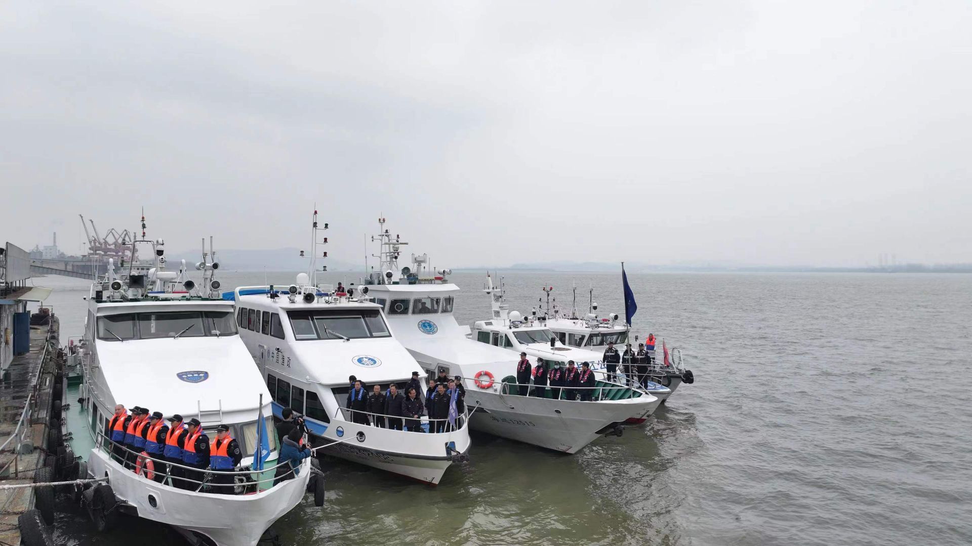 坚决防范和打击商货船携网入江及非法偷捕等行为,大力营造长江大保护