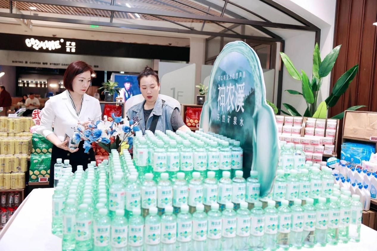 当天上午,神农溪天然矿泉水在武商梦时代生活馆内举行首瓶上架仪式