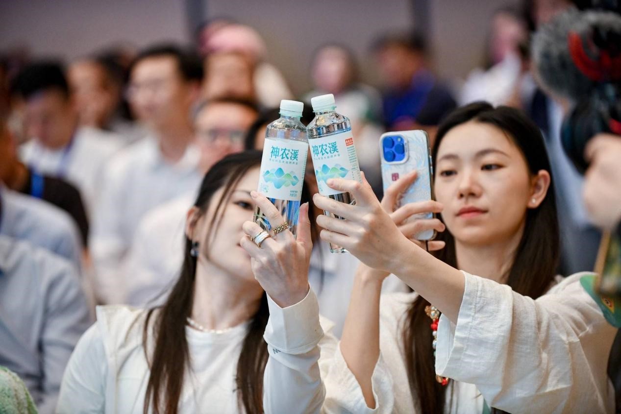 发布会现场,神农溪天然矿泉水以"可以听见大自然声音"为品牌理念,创造
