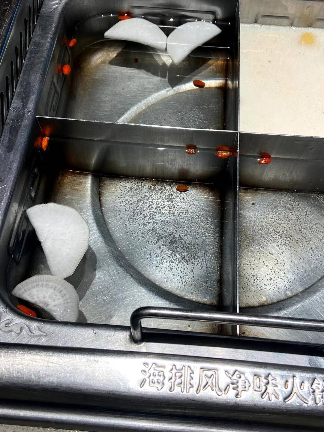 网友称海底捞锅底有污垢涉事店不便回应