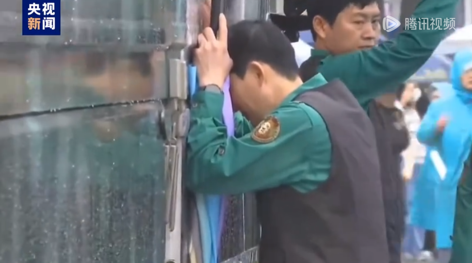 在车门关上的那一刻贴车泪奔另一名韩方饲养员宋永宽韩方饲养员姜哲远