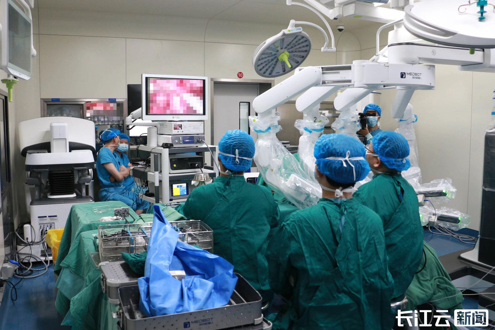 京荆携手,湖北省首台全国产化5g 腔镜机器人远程手术完成