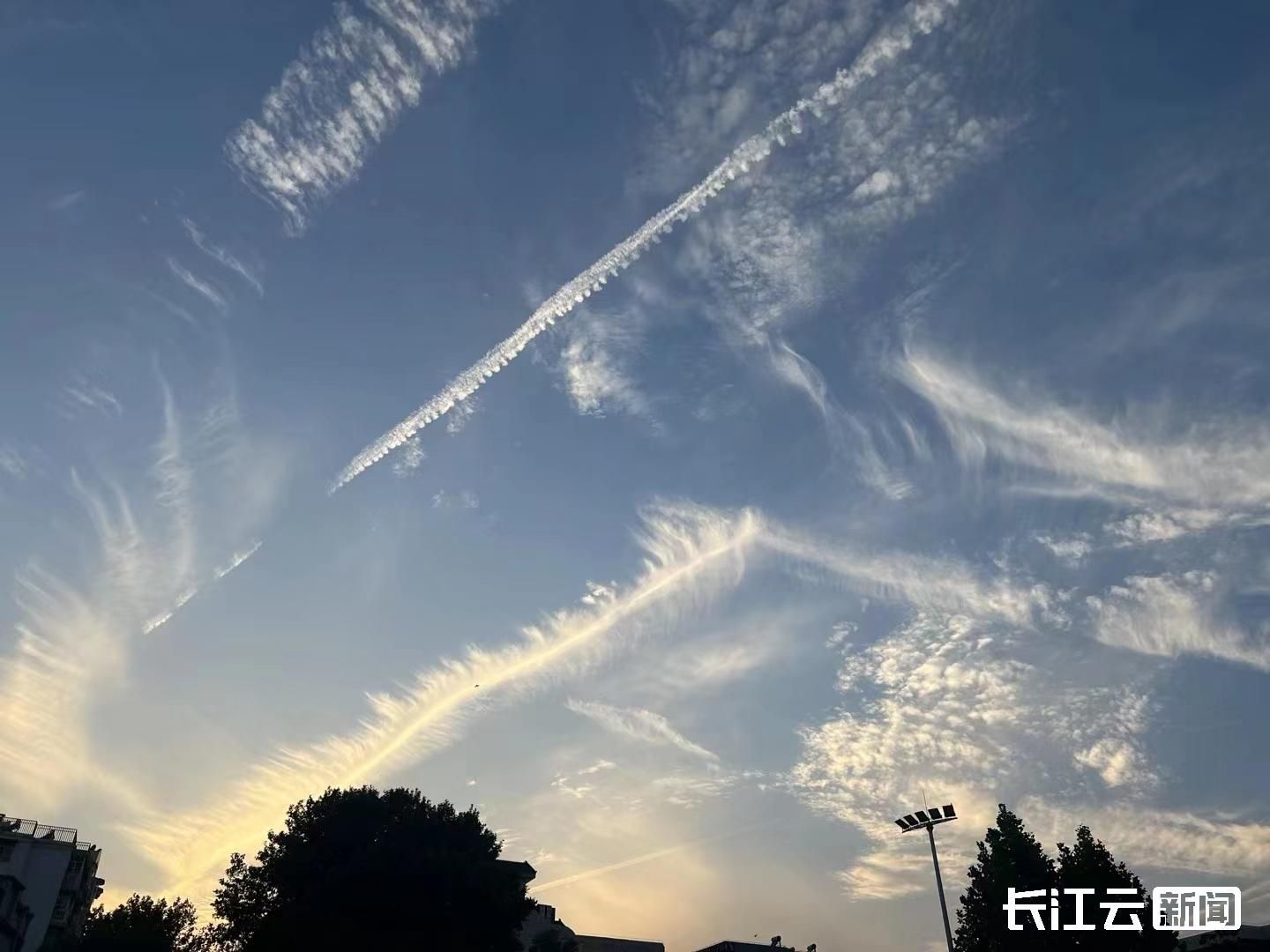 今日傍晚,武汉天空出现巨幅"羽毛云"