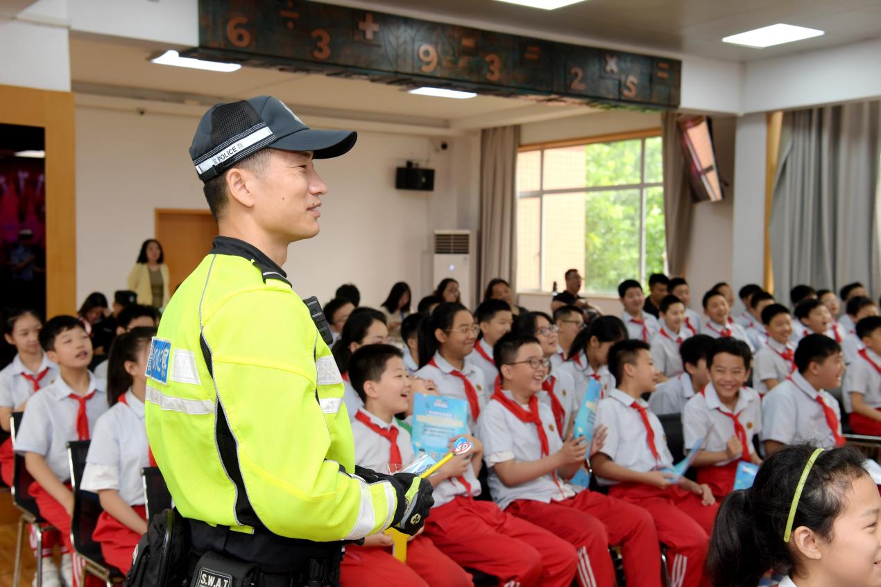 "走新"更"走心"!"丽斯交通课堂"为孩子们送上儿童节安全魔法大礼包