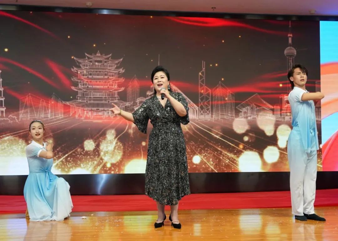 "中国梦 劳动美"荆楚红色文艺轻骑兵走进长江电气慰问