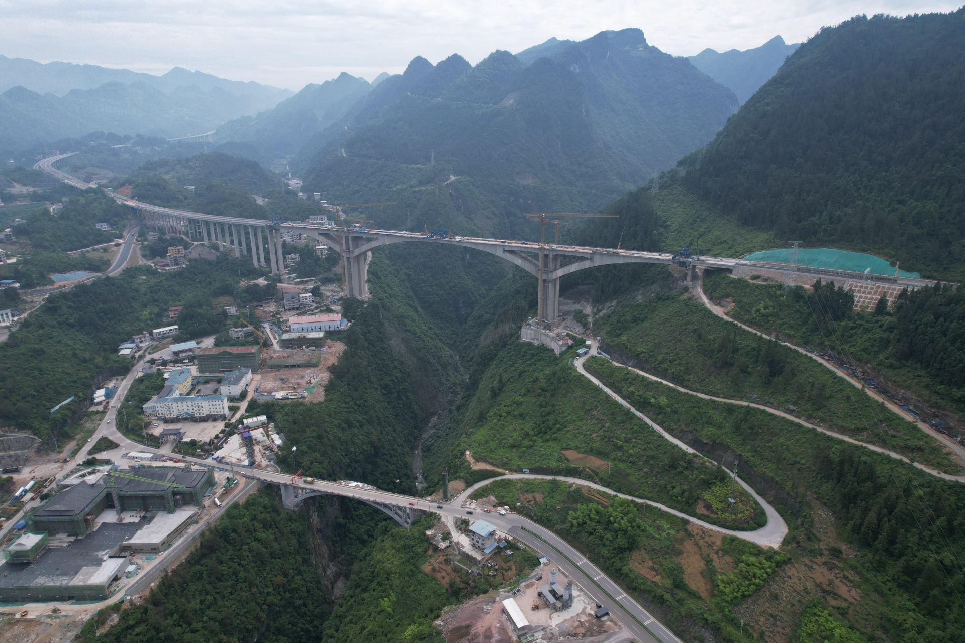 云南庄特大桥主桥位于恩施州鹤峰县庙湾村五虎亭附近,桥址区属构造