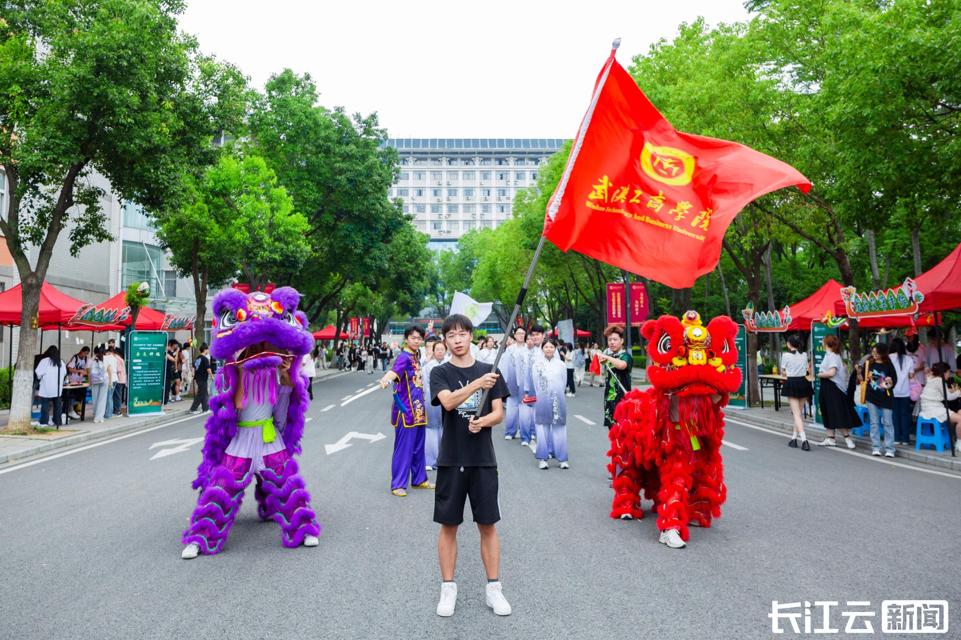 11条自制"龙舟"巡游校园 这所高校师生沉浸式体验端午文化