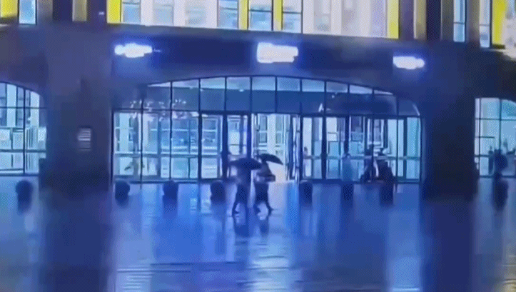  两旅客在火车站广场遭雷击 雷雨天莫在空旷处打伞！避险指南→