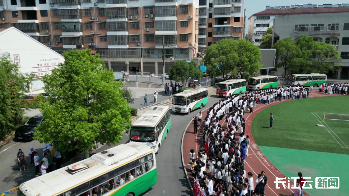 6月6日上午9点,南漳县交通局的18辆大巴车在来到南漳县第二中学.