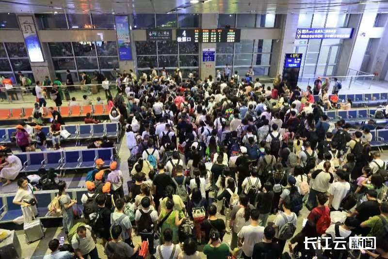 助力"端午文化月" 假期首日宜昌东站开行212趟客车