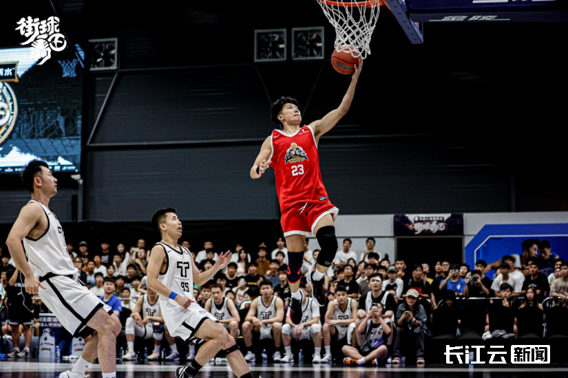 "街球霸王"武汉站落幕 nba球星巴恩斯现身江城助威