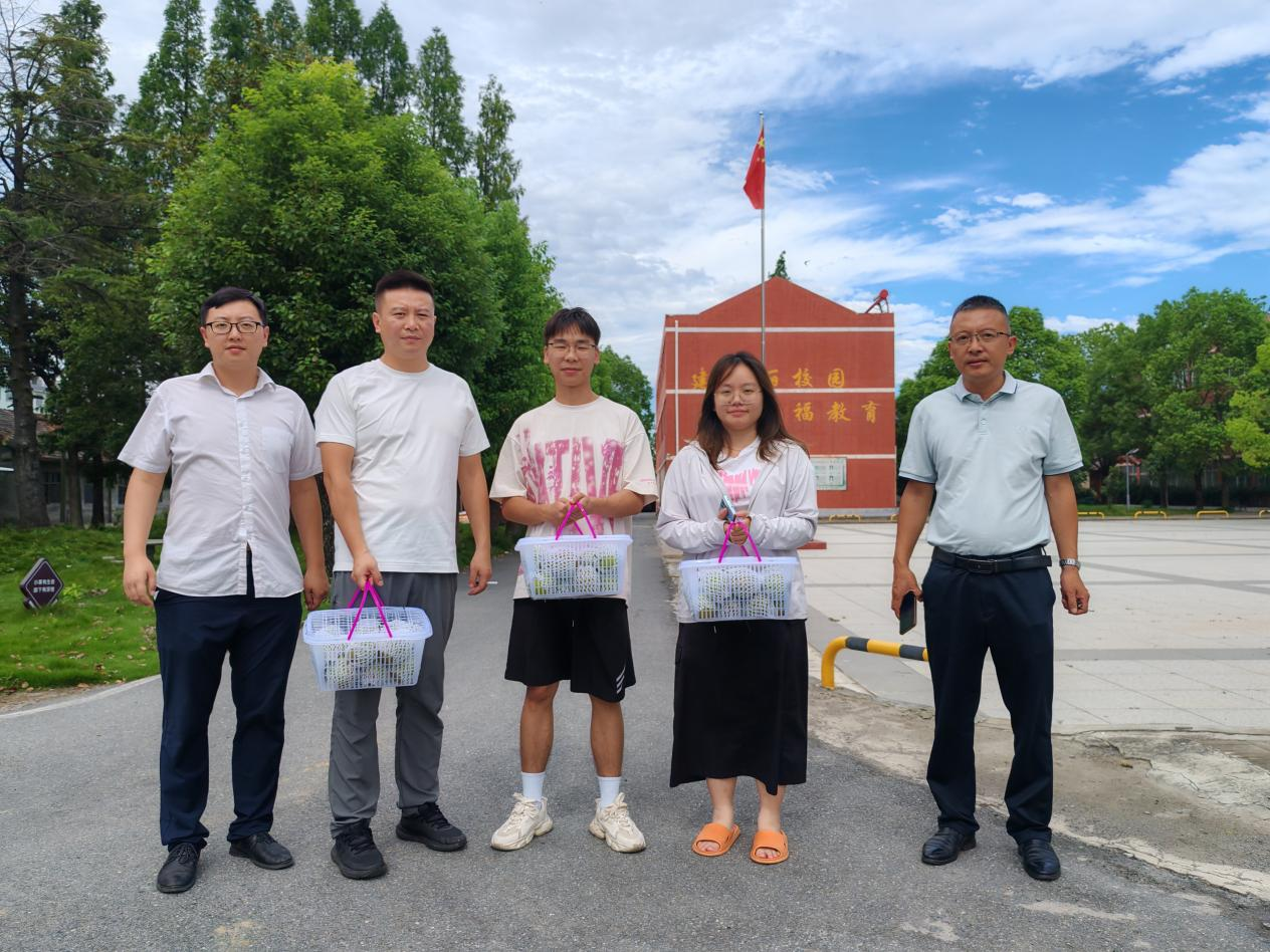 钟祥市柴湖镇团委慰问"希望家园"暑期学堂志愿者