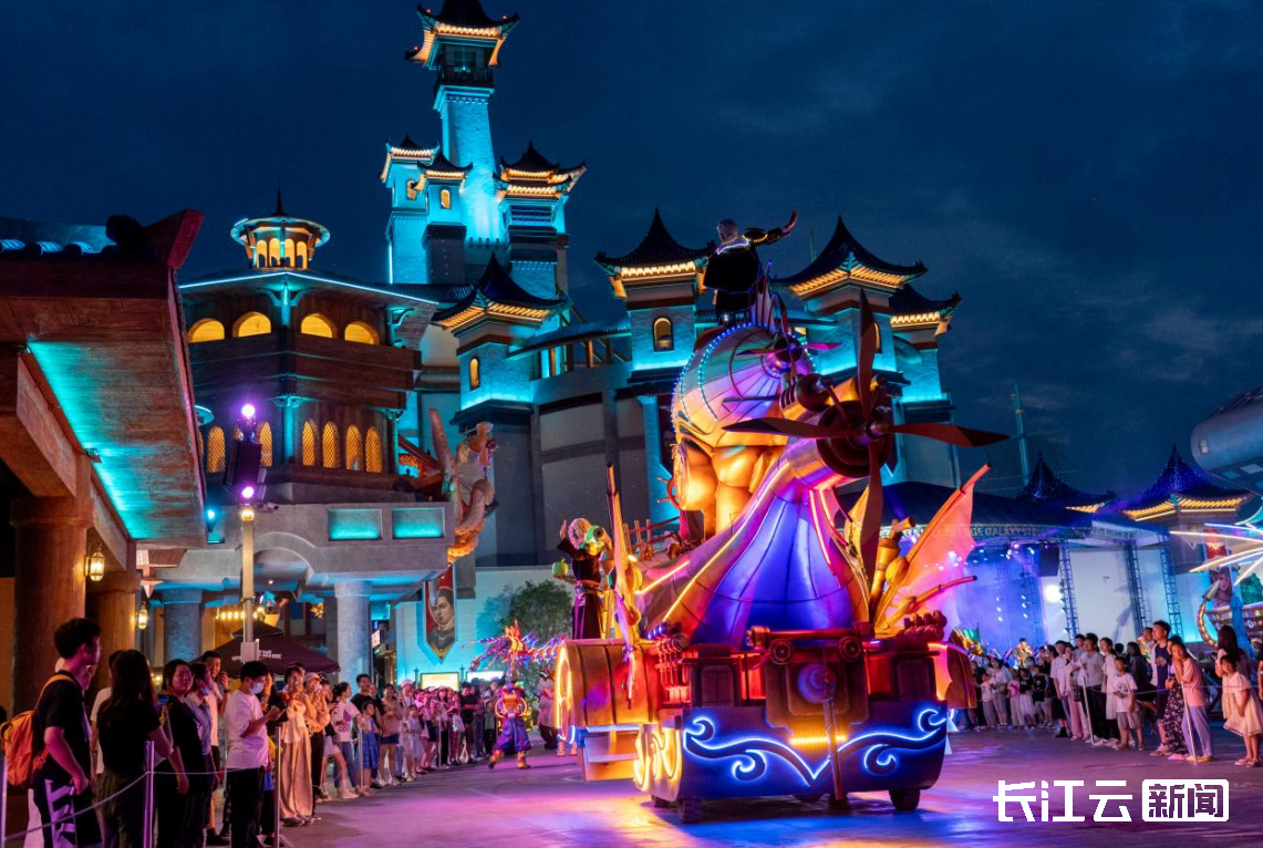 襄阳华侨城奇幻度假区"奇幻烟花光年"烟花秀升级首秀,点燃文旅夜游新