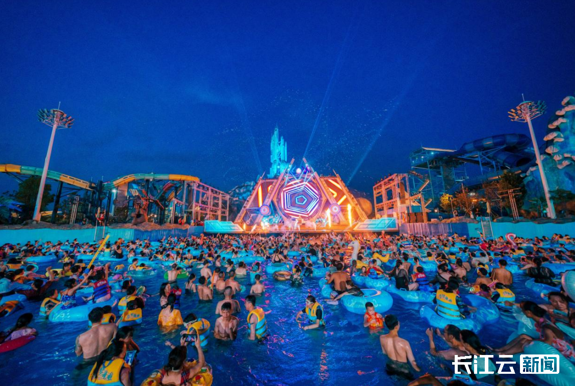 襄阳华侨城奇幻度假区"奇幻烟花光年"烟花秀升级首秀,点燃文旅夜游新