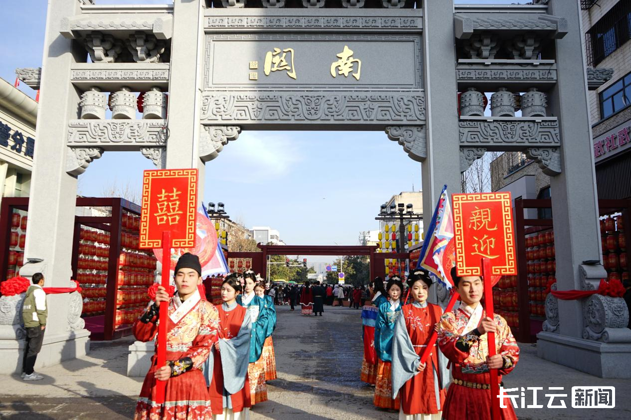 湖北随州：打卡千年老街邂逅国风婚礼
