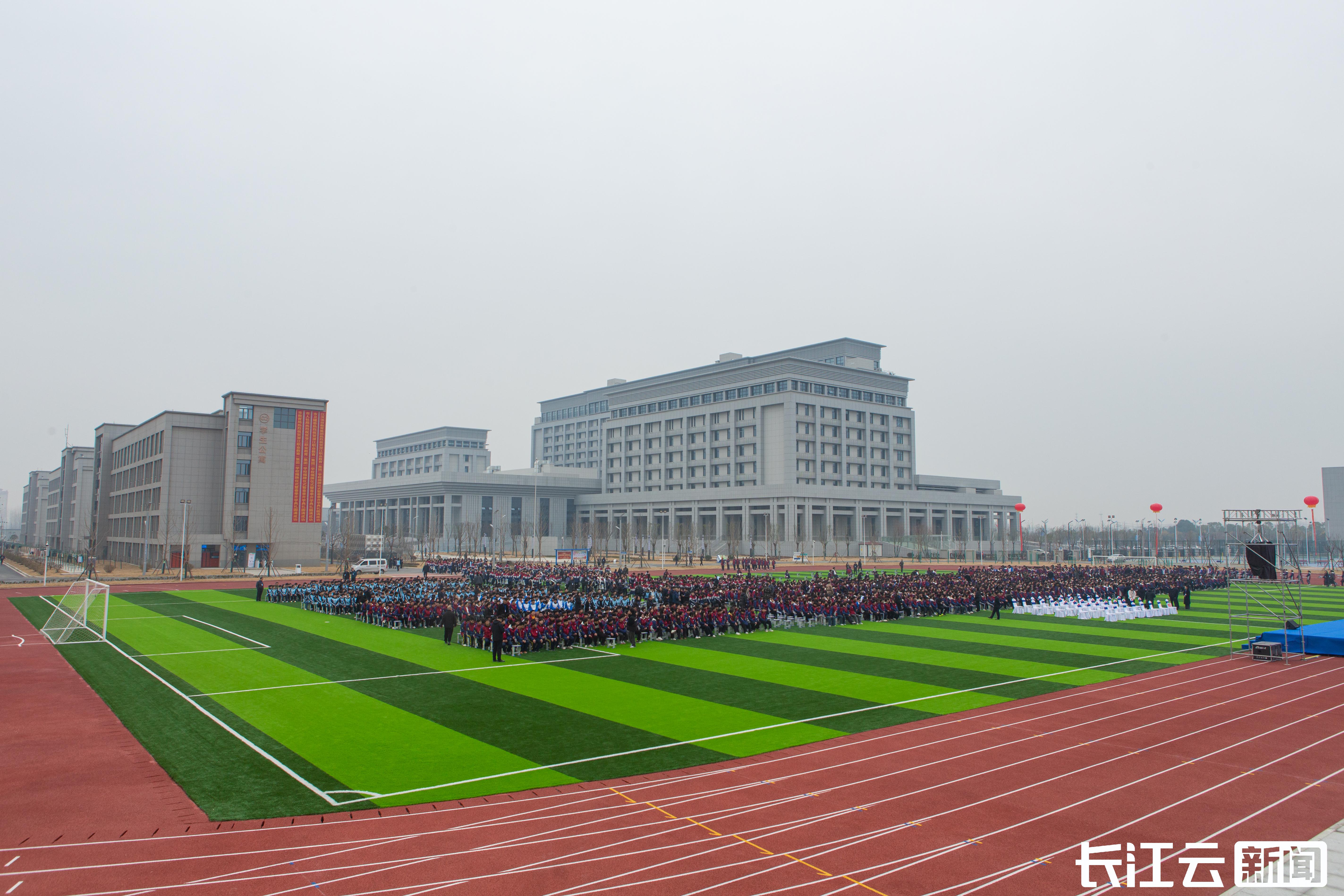 随着时代发展,该市职业教育面临着诸如专业设置重复交叉,师资力量不足