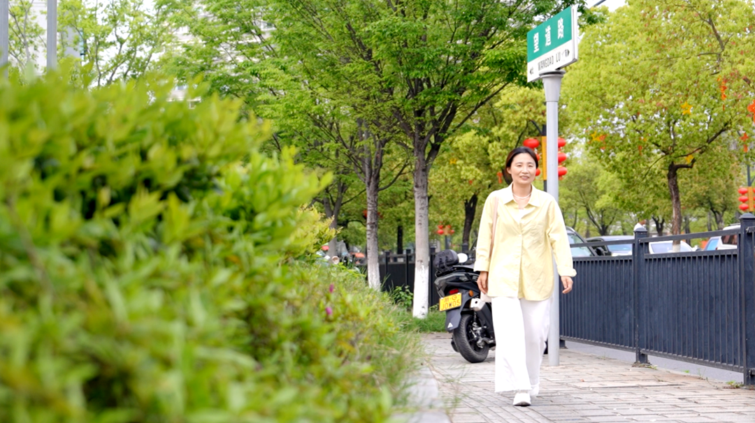 王亚茹走在家门口的望道路上 图片