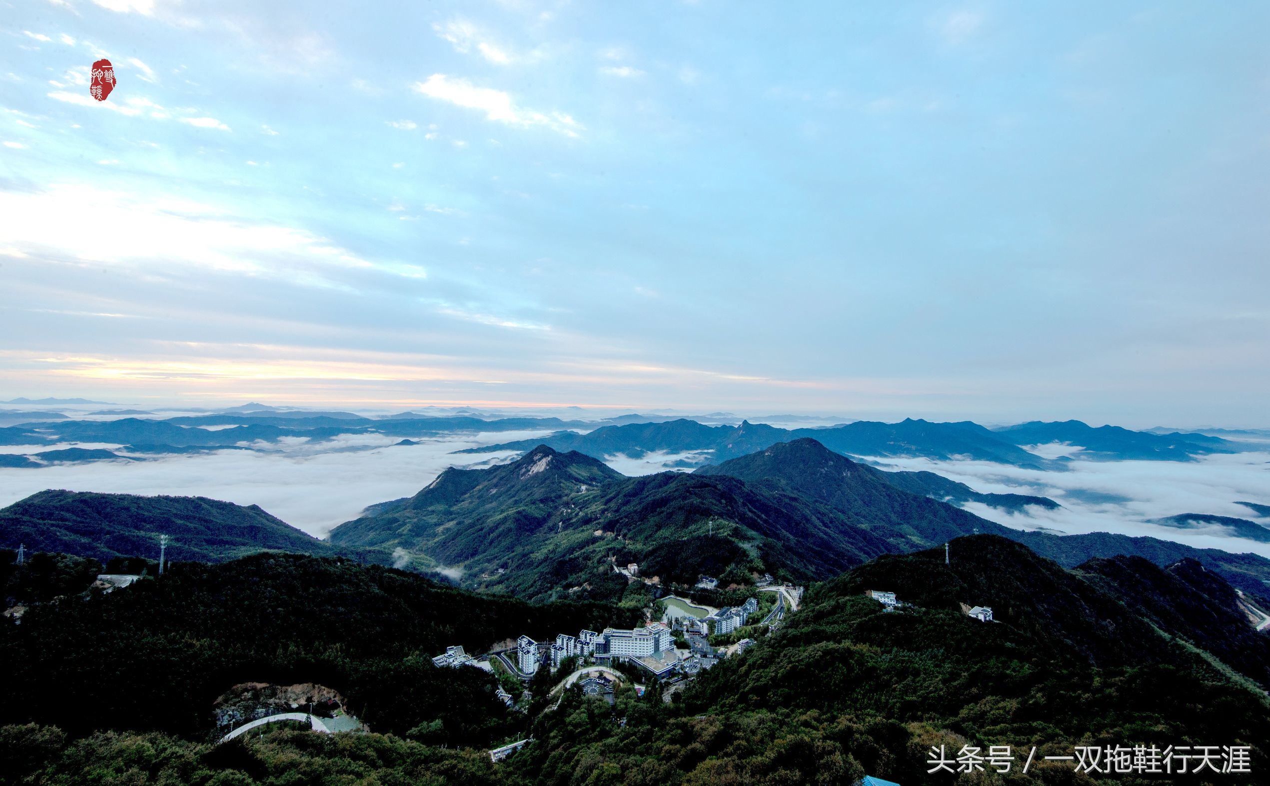 一山分二景(南北气候,景差巨大),人们把这条横卧中原的山脉称为"大别