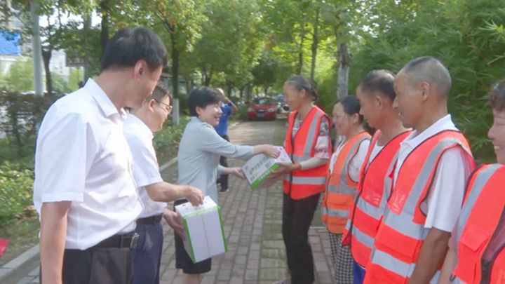 8月8日,罗田县委书记郝爱芳深入一线,开展夏季高温"