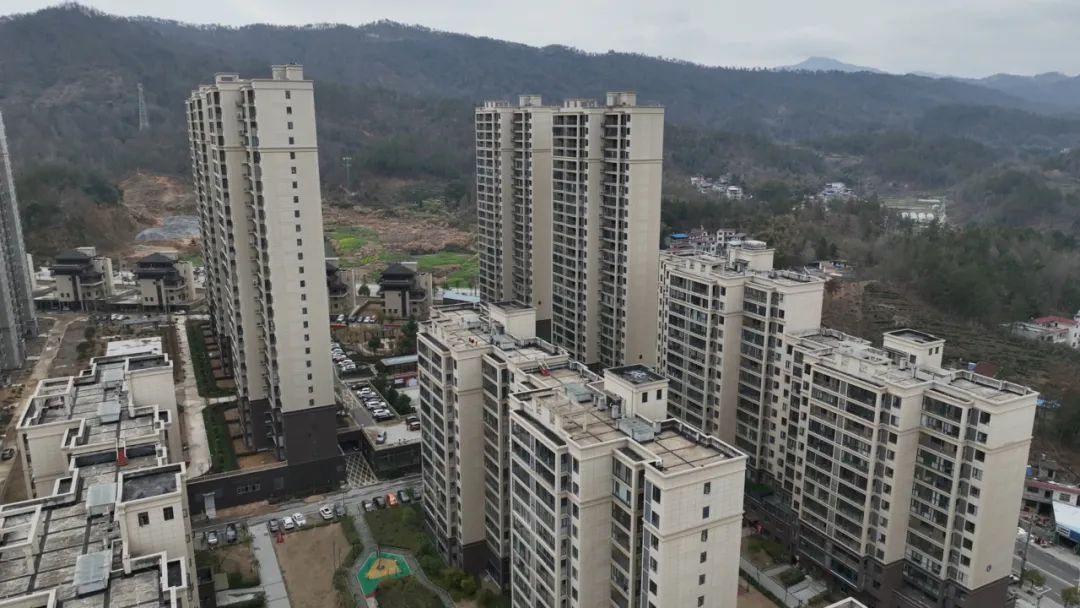 近日,在书香尚城小区售楼部,前来看房选房的市民络绎不绝.