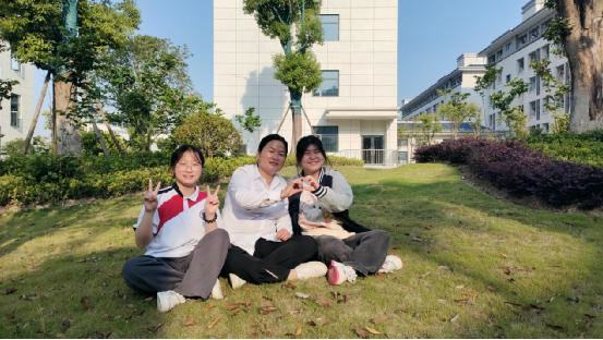 母亲节的特殊礼物：宿管阿姨与学生的温暖互动