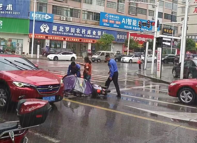 罗田城管：雨中“伸援手”  小事暖人心
