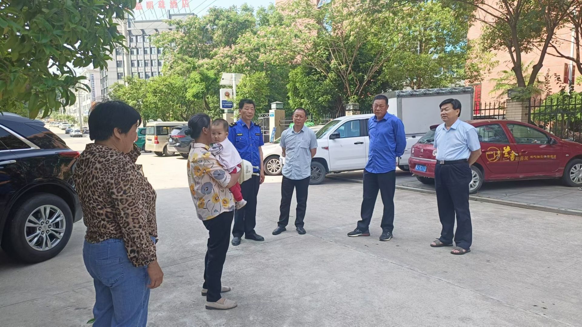 罗田县城管执法局窗口处理市民垃圾清运问题