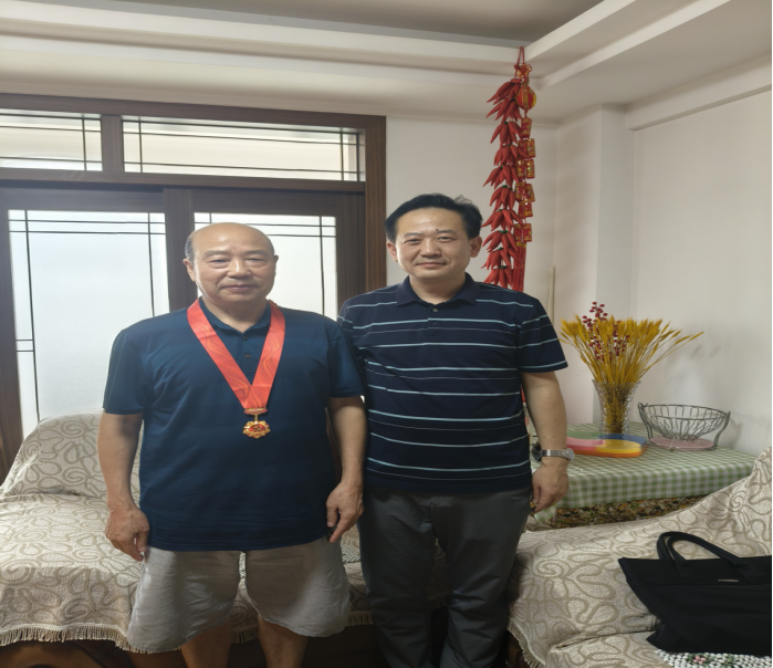 传承与荣耀：原劳保局退休领导熊辉获“光荣在党50年”纪念章