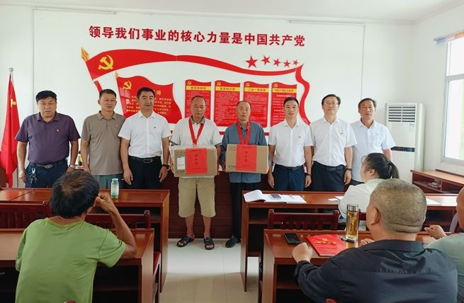 罗田县公共资源交易中心送党课下乡与驻点村共庆建党103周年