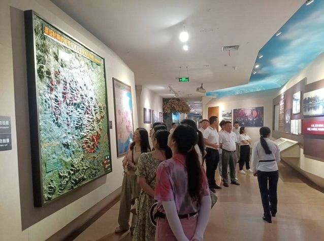 骆驼坳镇财政所组织开展红色教育活动