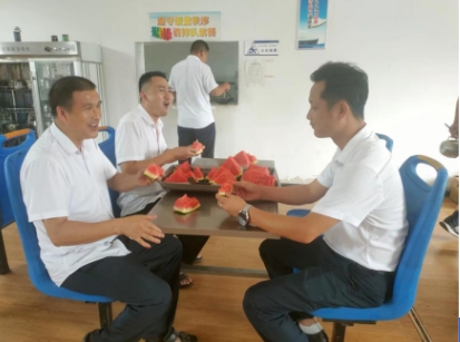 公交新线开通 暖心市民送瓜共庆