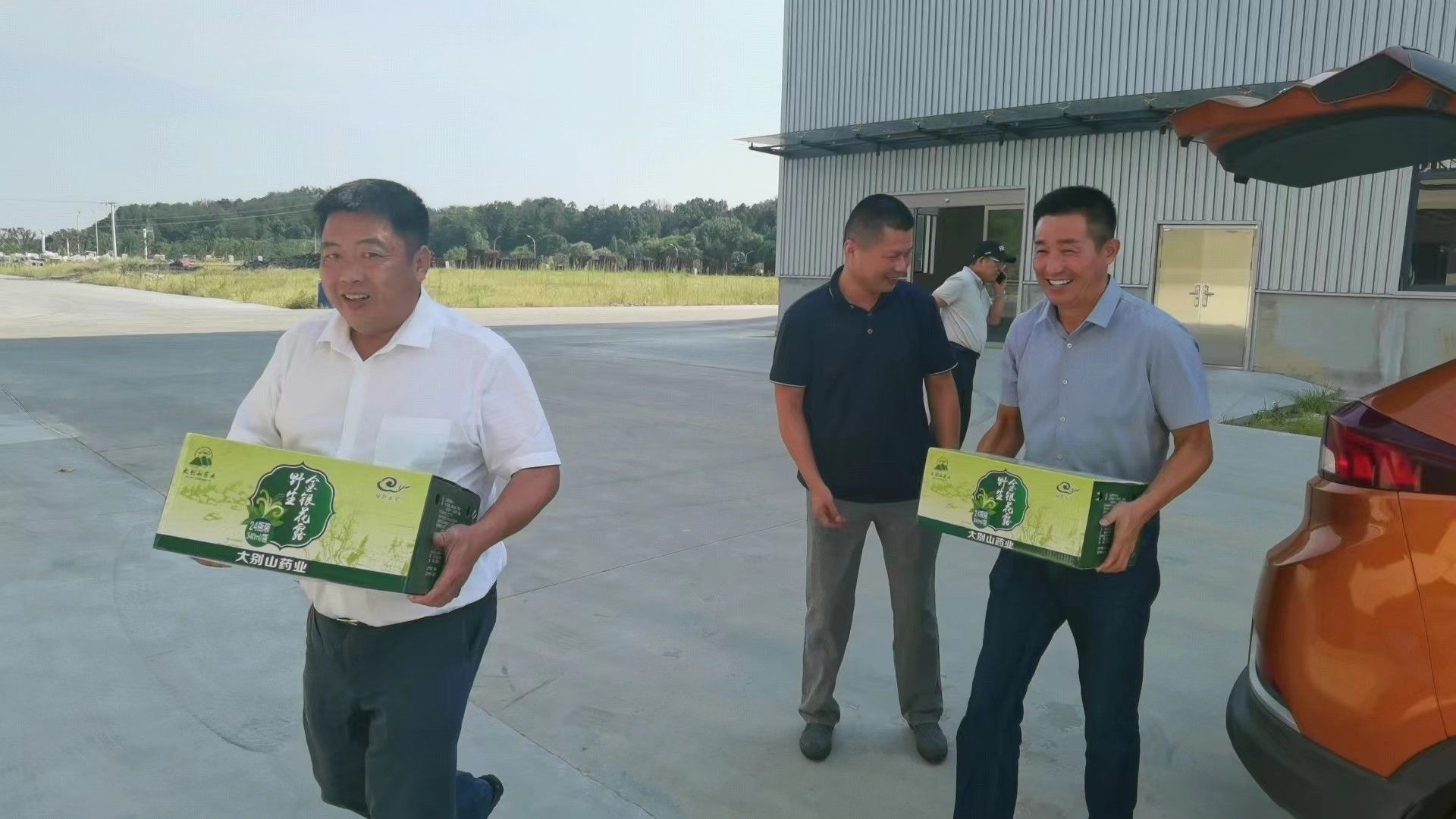 罗田县科经局到企业开展夏季送清凉活动