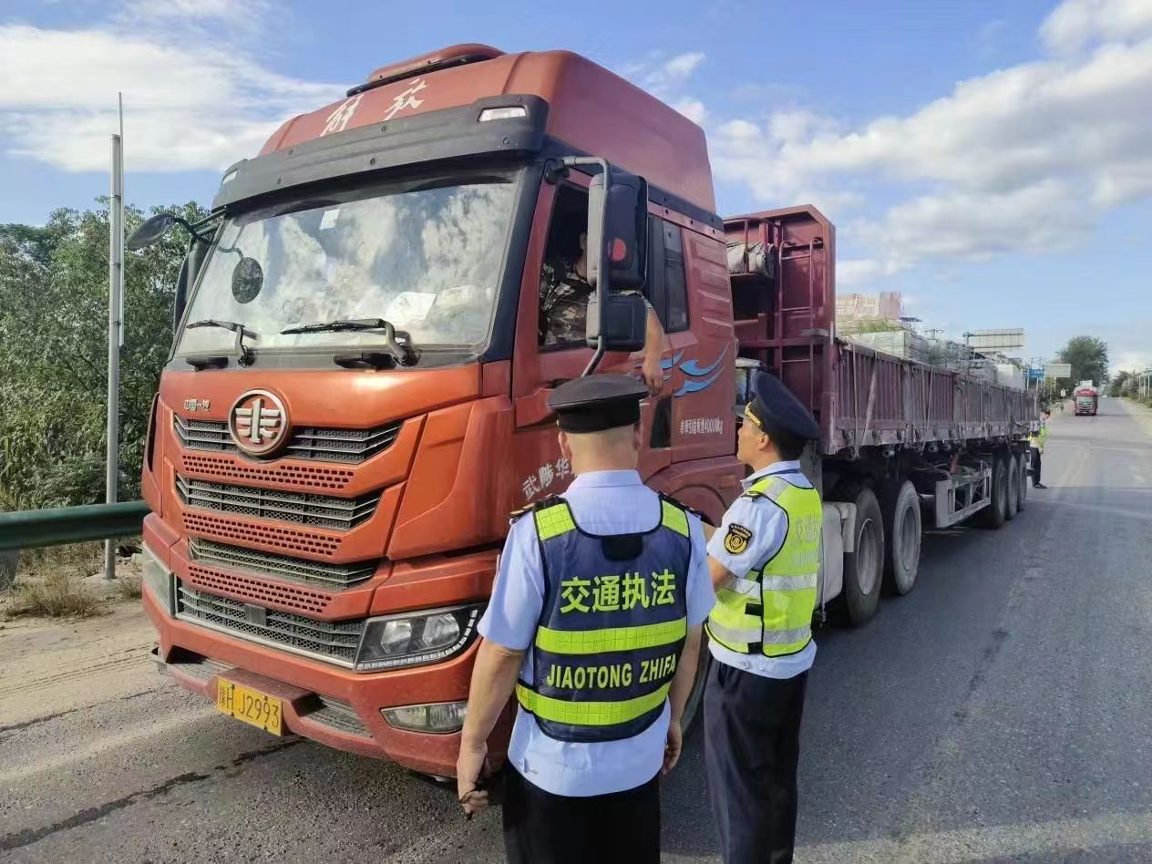 联合执法齐发力 铁腕治超保安全