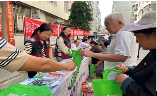 罗田县开展全民健康生活方式系列宣讲与义诊活动