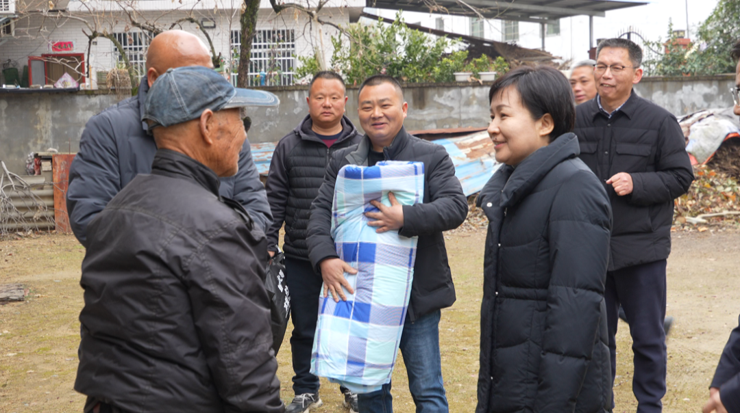郝爱芳到凤山镇看望慰问困难党员和群众