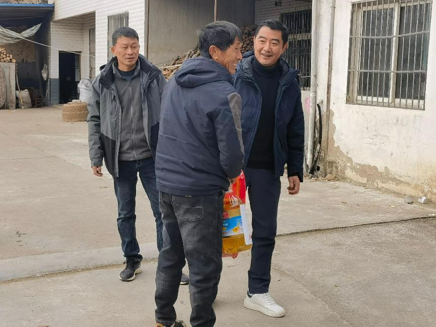 县公共资源交易中心到乡村振兴驻点帮扶村开展“两节”期间走访慰问活动