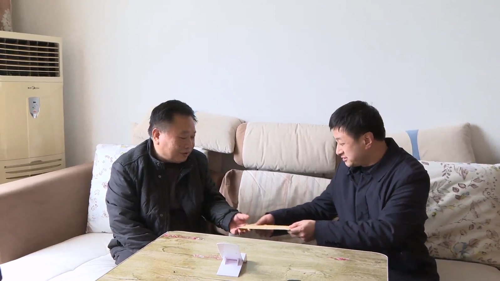 丰峰看望慰问退休老干部