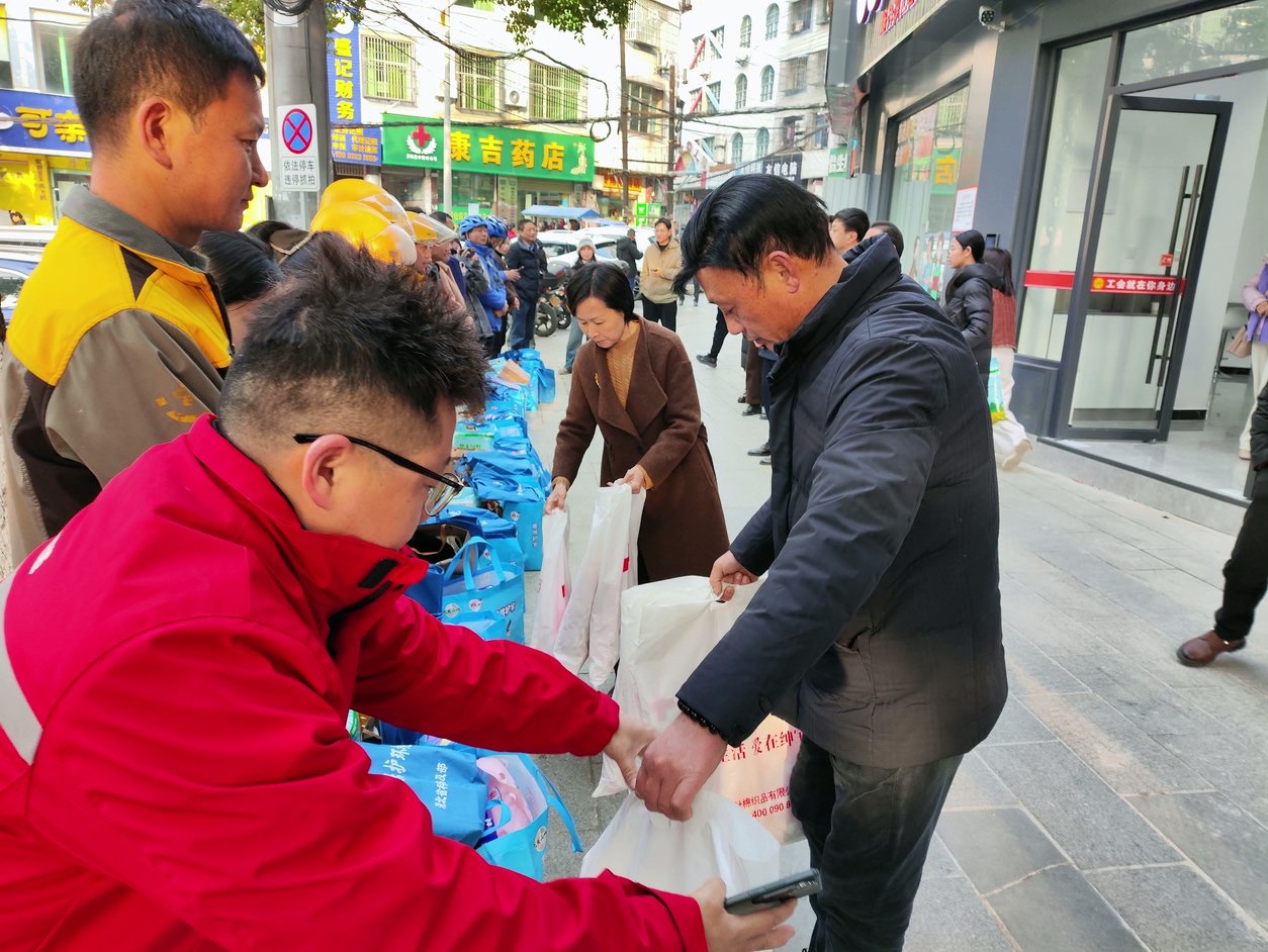 群团携手进驿站 服务群众到一线