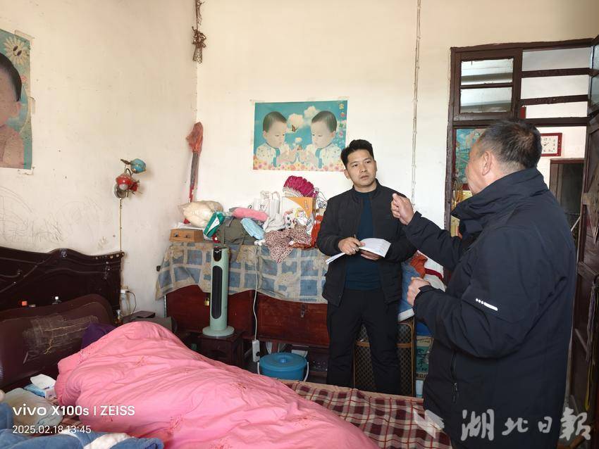 罗田县民政局对一户卧病在床人员家庭申请办理最低生活保障手续