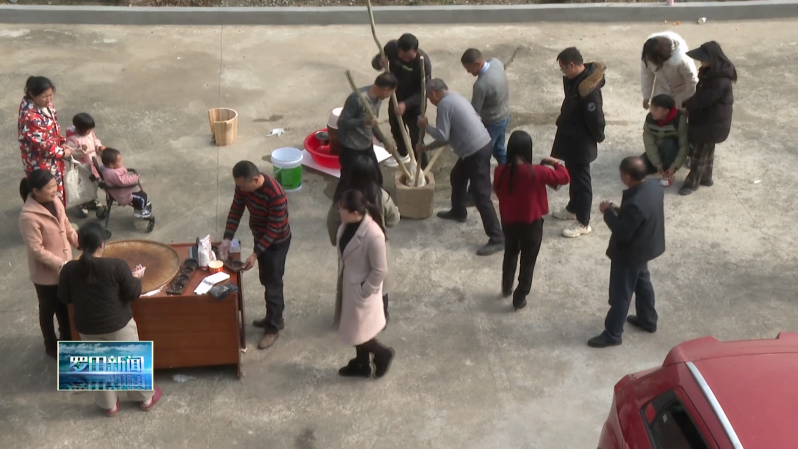 大崎镇平头岭村：糍粑越打越黏 生活越过越甜