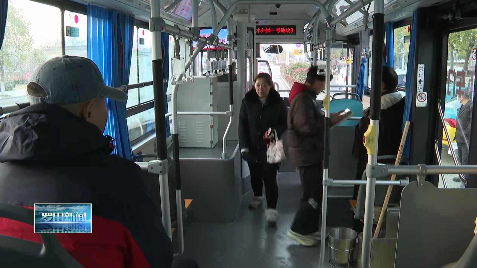 公交车司机坚守岗位 方向盘上过春节