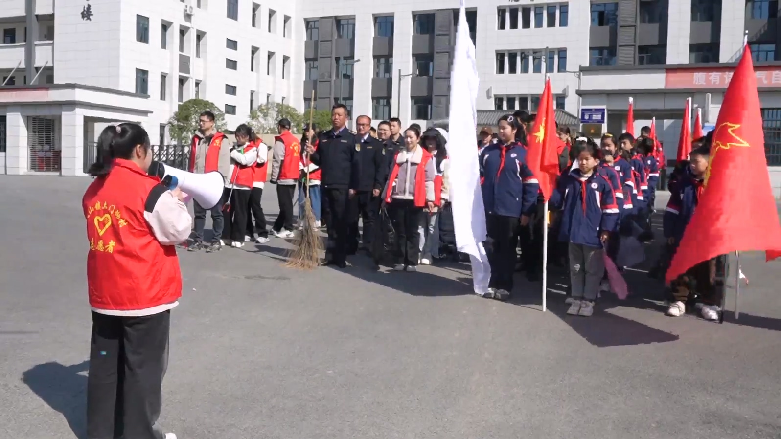 凤山镇土门坳社区开展学雷锋志愿服务月活动