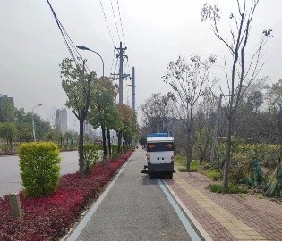 护航“半马”环卫在行动