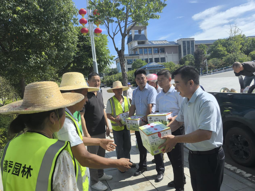 园林中心开展关爱企业“夏送清凉”活动 情系一线暖人心