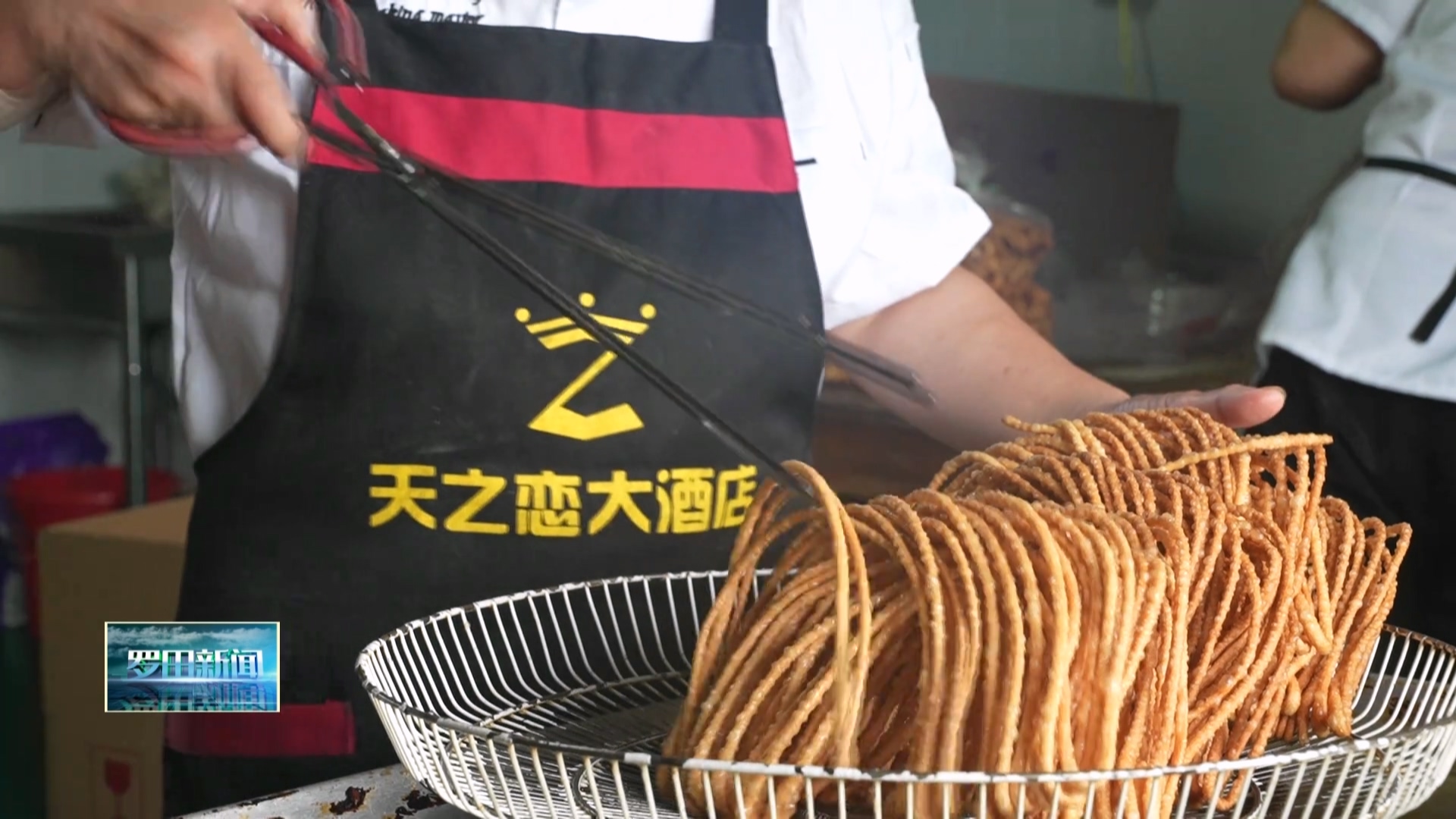 大崎镇：扶贫车间生产忙 群众实现“家门口”就业