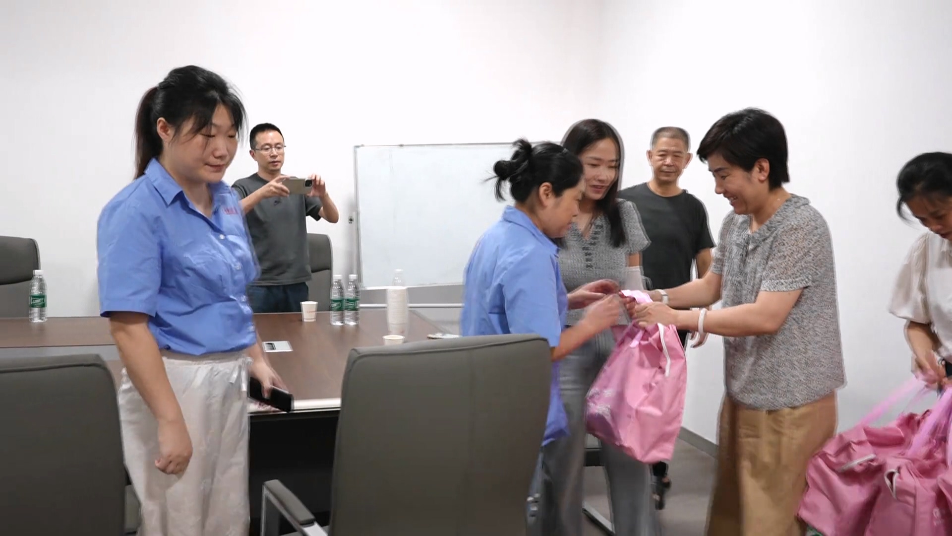 汪湘云到企业慰问困难女职工